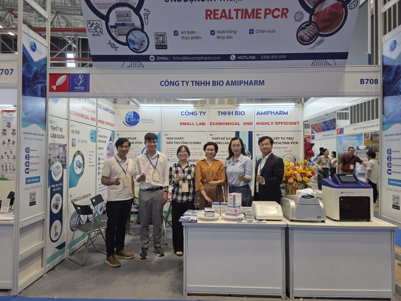 Khách tham quan gian hàng Bio Amipharm